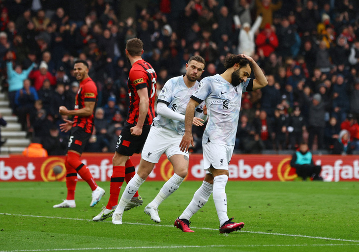 Salah tiếc nuối khi đá hỏng quả phạt đền của Liverpool - Ảnh: REUTERS