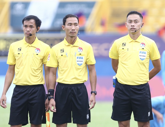 Trọng tài Lê Vũ Linh (giữa) trọng tài FIFA thứ 4 của Việt Nam.
