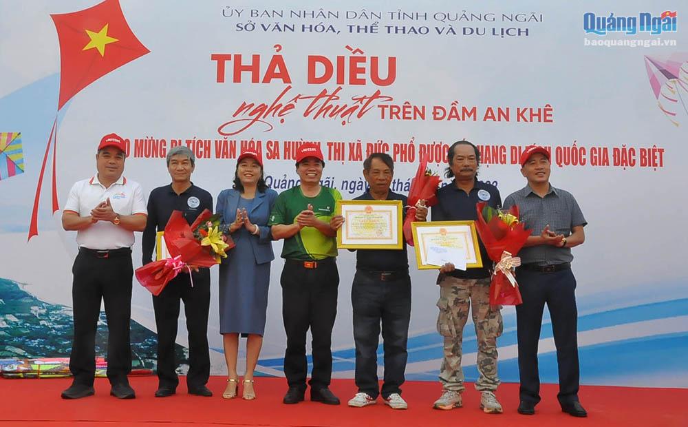 Phó Chủ tịch Thường trực UBND Trần Hoàng Tuấn và lãnh đạo Sở VH-TT&DL tặng giấy khen cho CLB Diều Kite Sky.
