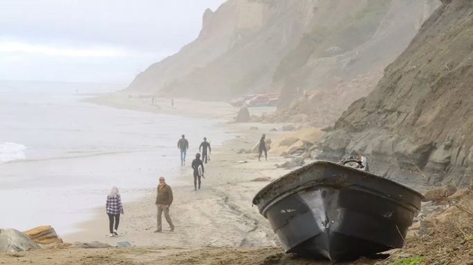 Một chiếc thuyền nhỏ của bọn buôn người nằm trên bờ biển San Diego. Ảnh: Reuters