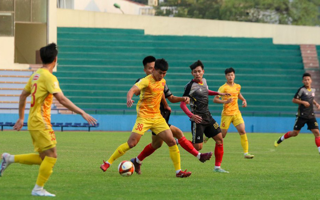 U22 Việt Nam (áo vàng) thắng CLB Phú Thọ 2-1 sau ba hiệp ở trận đấu tập. 