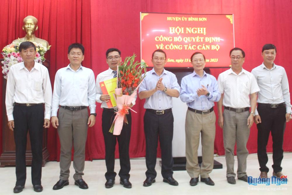 Huyện ủy Bình Sơn công bố và tiếp nhận cán bộ trẻ ở cấp tỉnh về cơ sở