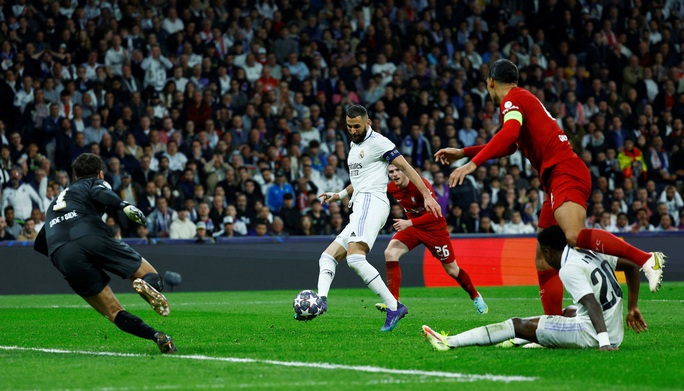 Benzema lập công, Real Madrid thẳng tay loại Liverpool ở Champions League