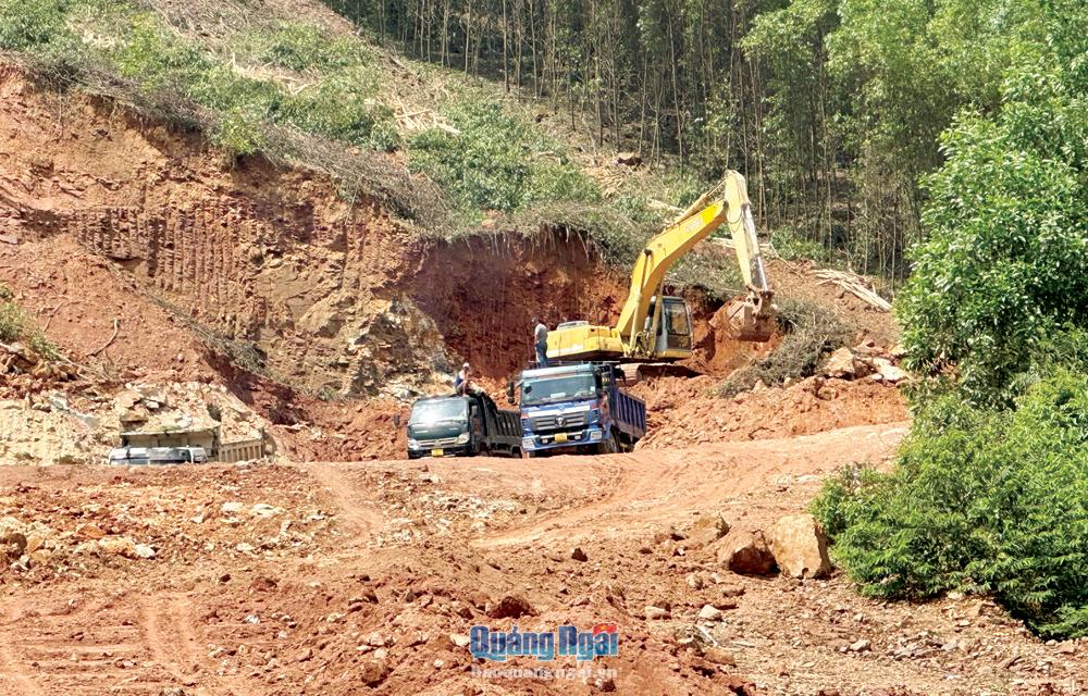 Khai thác đất đắp phục vụ thi công cao tốc Bắc - Nam tại mỏ đất xã Hành Thiện (Nghĩa Hành).             ẢNH: THANH NHỊ
