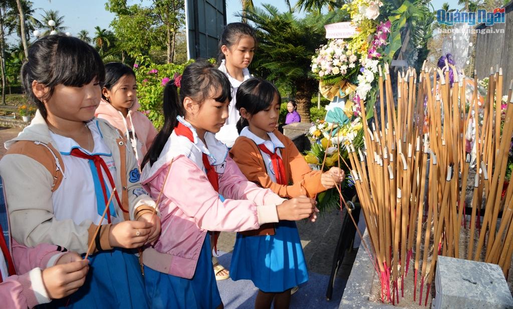 Các em học sinh ở xã Tịnh Khê (TP.Quảng Ngãi) dự lễ dâng hương tưởng niệm.
