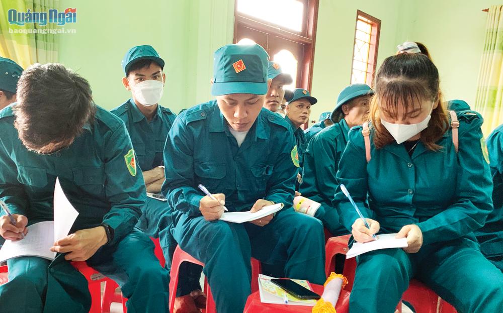 Các chiến sĩ dân quân huyện Sơn Tịnh ghi chép các nội dung về học tập chính trị trong đợt huấn luyện.