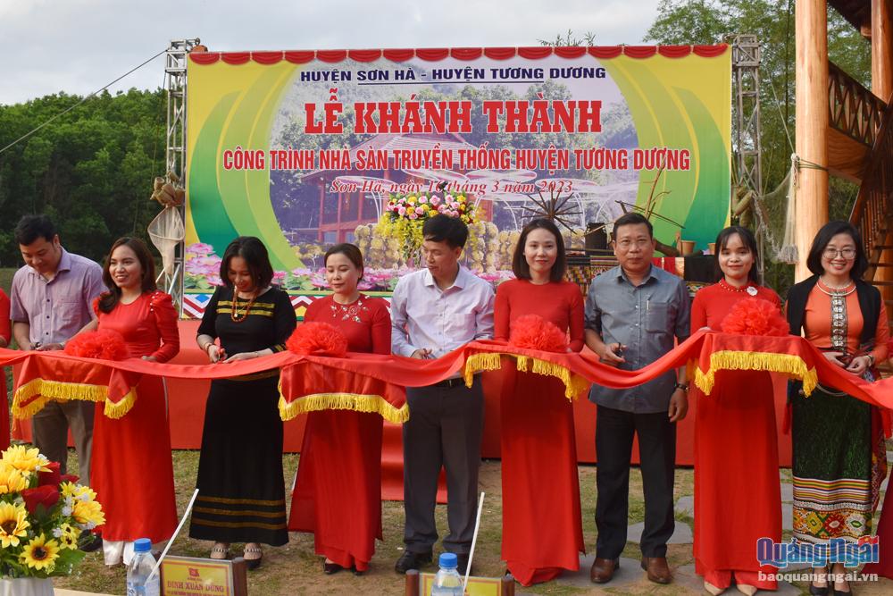 Lãnh đạo huyện Tương Dương và Sơn Hà cắt băng khánh thành nhà sàn truyền thống của dân tộc Thái.