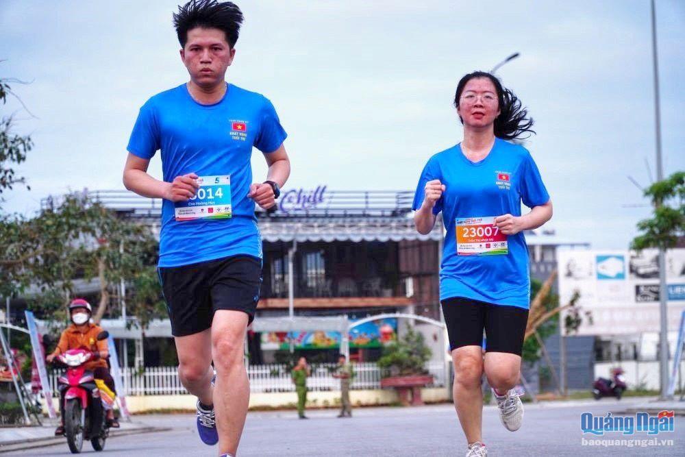 Các vận động viên nhiệt tình tham gia giải chạy 7km.