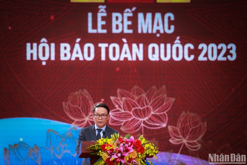 Phó Chủ tịch Thường trực Hội Nhà báo Việt Nam Nguyễn Đức Lợi phát biểu tại Lễ bế mạc Hội Báo toàn quốc năm 2023. (Ảnh: THÀNH ĐẠT)