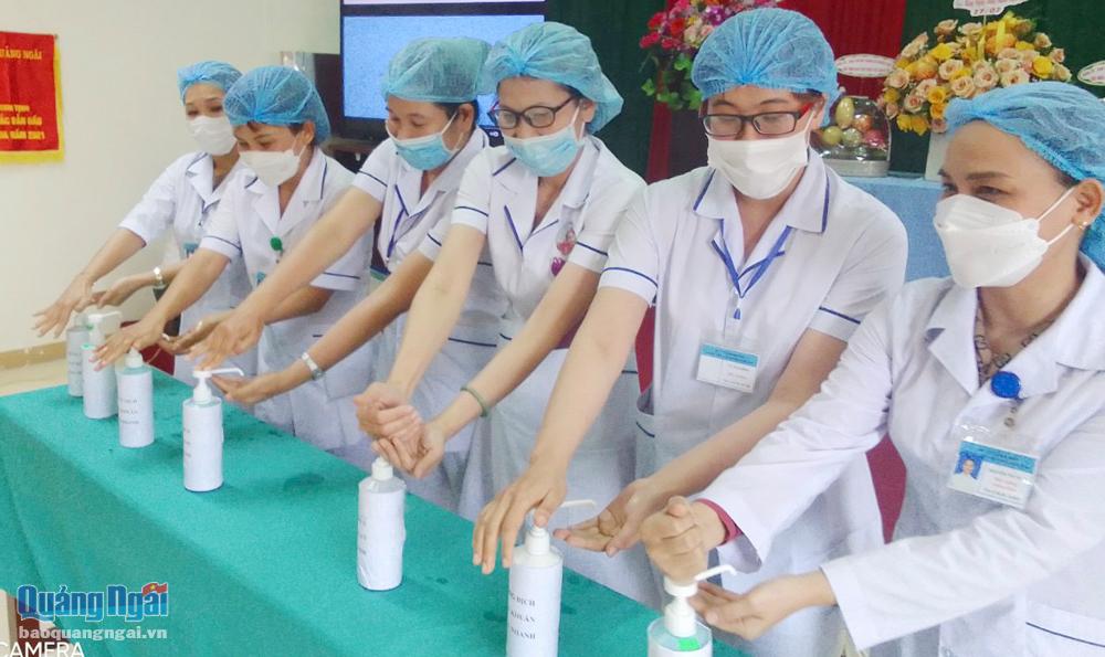 Nhân viên Trung tâm Y tế huyện Sơn Tịnh thực hiện phong trào “vệ sinh tay” nhằm tránh lây lan mầm bệnh.
