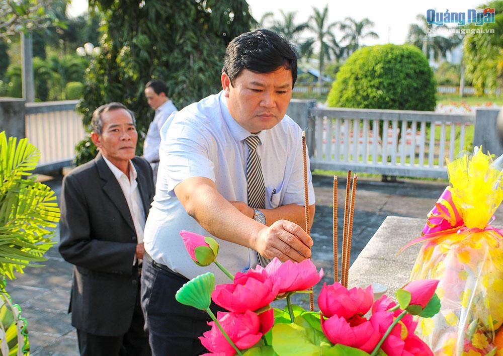 Phó Chủ tịch Ủy ban MTTQ Việt Nam tỉnh Bùi Đức Thọ dâng hương tại nghĩa trang.