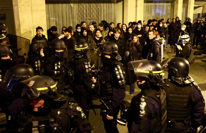 Người biểu tình bị cảnh sát chống bạo động bao vây đêm 20/3 tại Paris - Pháp Ảnh: REUTERS