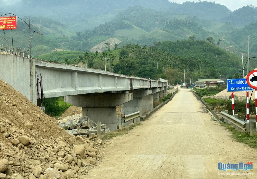 Khẩn trương hoàn thành dự án đường Đông Trường Sơn