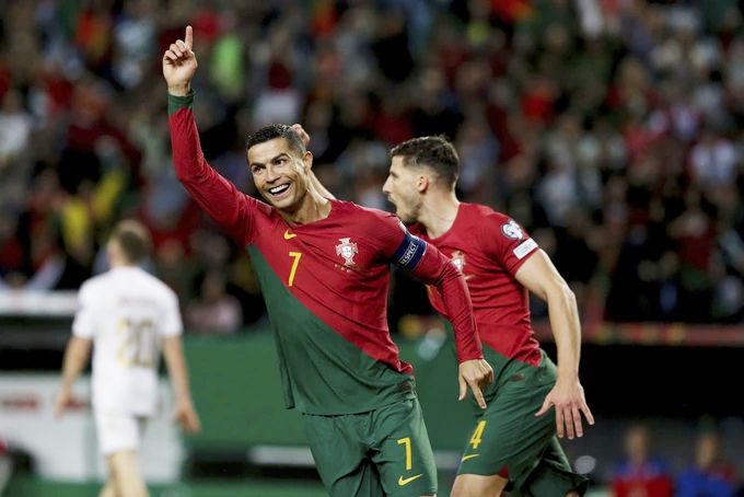 Ronaldo lập cú đúp trong trận thắng 4-0 của Bồ Đào Nha