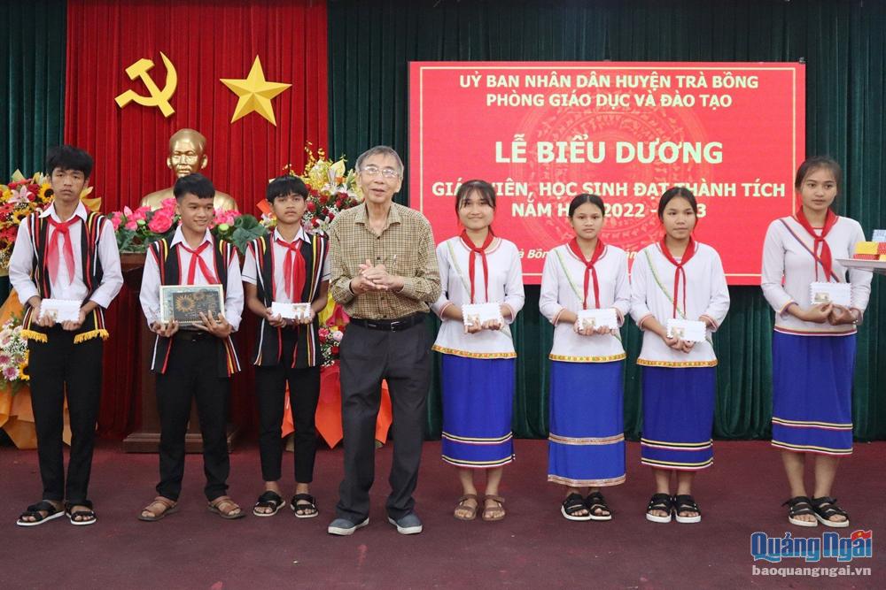 Nhà thơ Thanh Thảo trao học bổng cho học sinh giỏi ở huyện Trà Bồng
