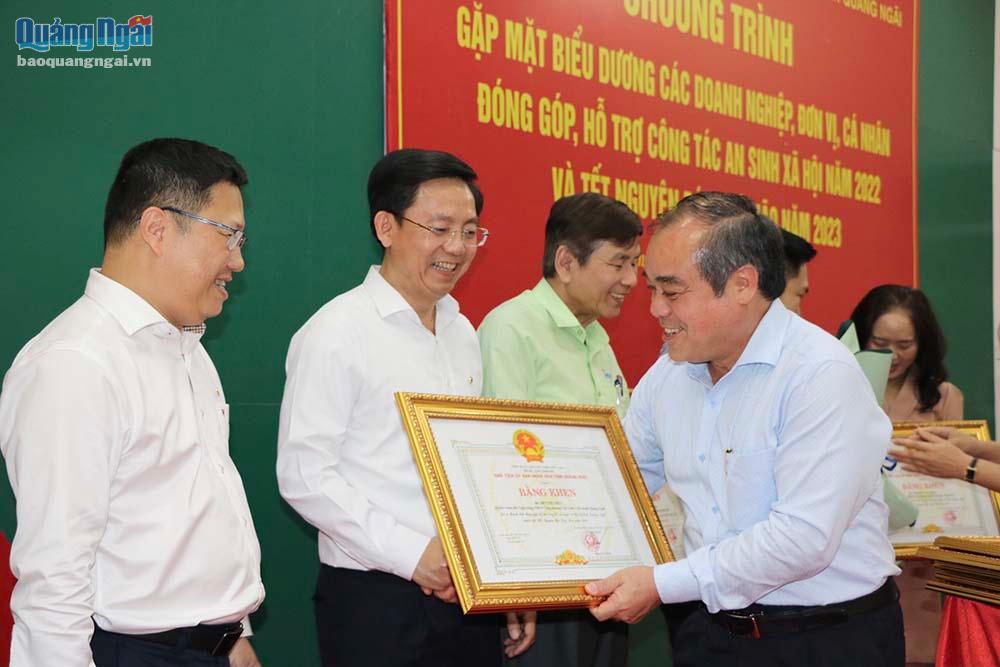 Phó Chủ tịch Thường trực UBND tỉnh Trần Hoàng Tuấn trao Bằng khen của UBND tỉnh cho các cá nhân.