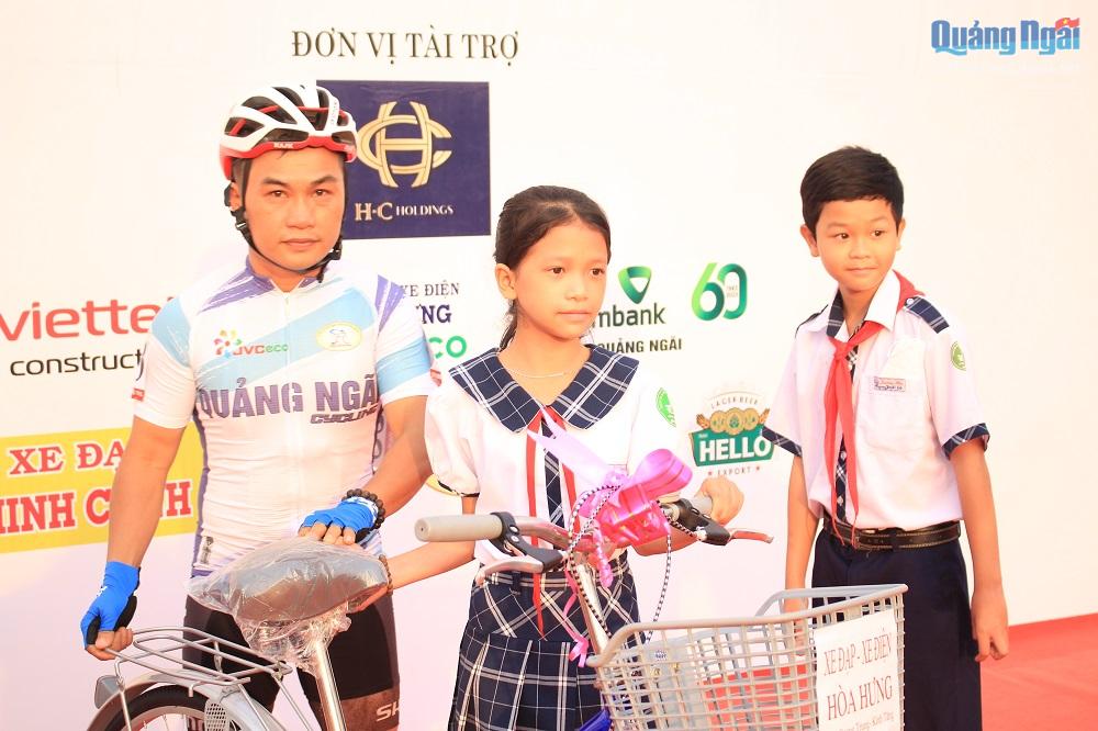Nhà tài trợ trao xe đạp cho các em học sinh có hoàn cảnh khó khăn 