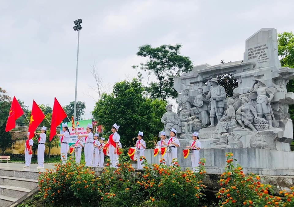 Đội Thiếu niên tiền phong Hồ Chí Minh tỉnh Bắc Kạn duyệt đội ngũ tại Di tích lịch sử TNXP Nà Tu.