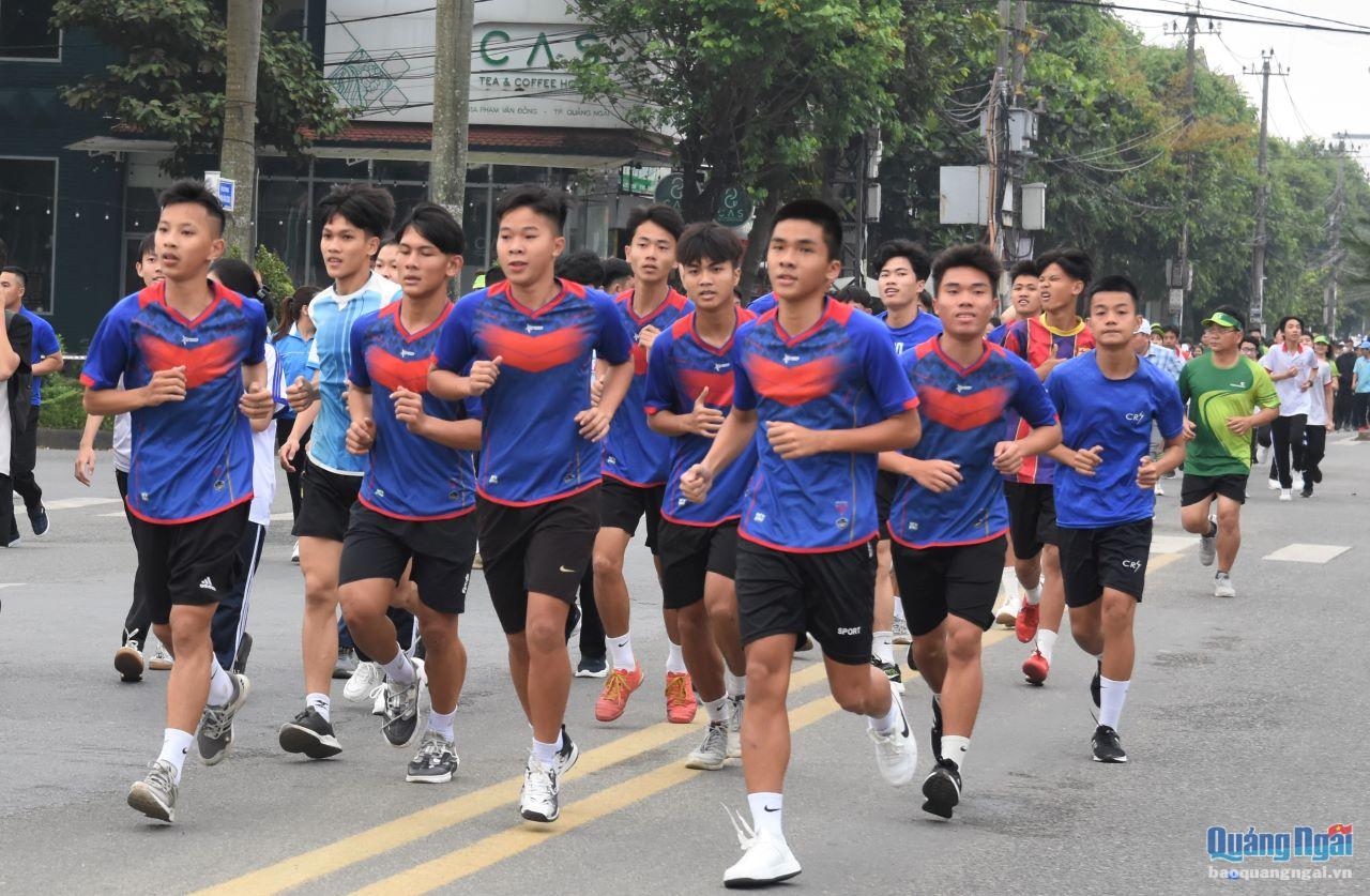 Đây cũng là hoạt động chào mừng 77 năm ngày truyền thống ngành Thể dục thể thao Việt Nam (27/3/1946 - 27/3/2023); kỷ niệm 92 năm ngày thành lập Đoàn TNCS Hồ Chí Minh (26/3/1931 - 26/3/2023) và kỷ niệm 48 năm ngày Giải phóng tỉnh Quảng Ngãi (24/3/1975 - 24/3/2023).