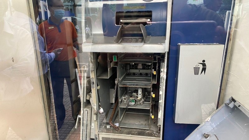 Hiện trường vụ đập phá trạm ATM do đối tượng Nhựt thực hiện.