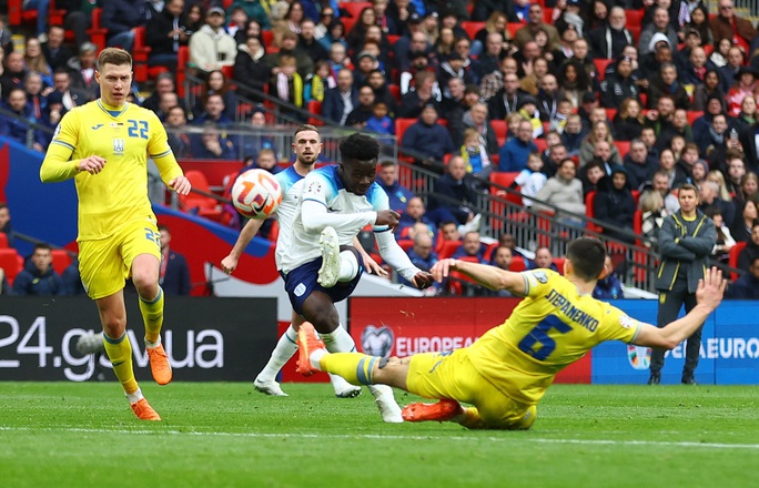 Bukayo Saka lập siêu phẩm ấn định chiến thắng 2-0 cho tuyển Anh.
