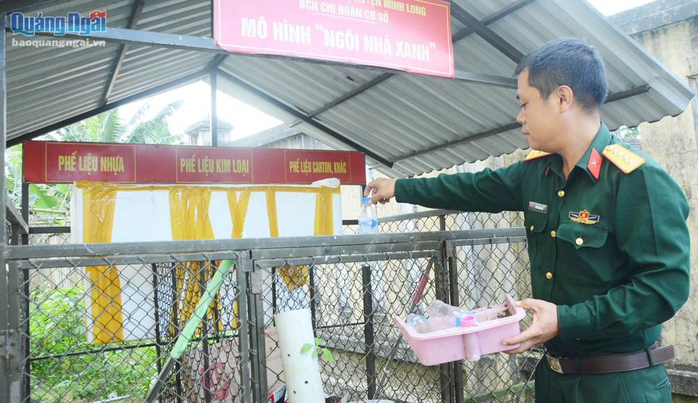  Đại úy Đinh Trung Hải cùng với đoàn viên Chi đoàn Ban CHQS huyện Minh Long tích cực tích cực thực hiện mô hình “Ngôi nhà xanh” để gây quỹ giúp đỡ học sinh nghèo. 
