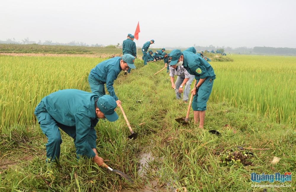 Lực lượng dân quân tự vệ TP.Quảng Ngãi tham gia nạo vét kênh mương nội đồng tại phường Trương Quang Trọng trong đợt huấn luyện, vào tháng 3/2023. 