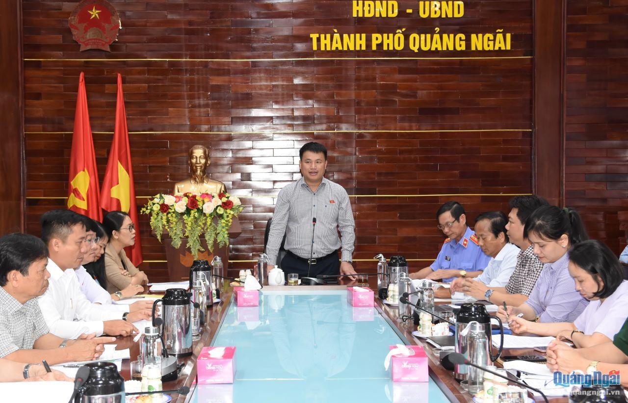 Phó Bí thư Thường trực Tỉnh ủy, Trưởng đoàn ĐBQH tỉnh Đặng Ngọc Huy phát biểu kết luận buổi làm việc.