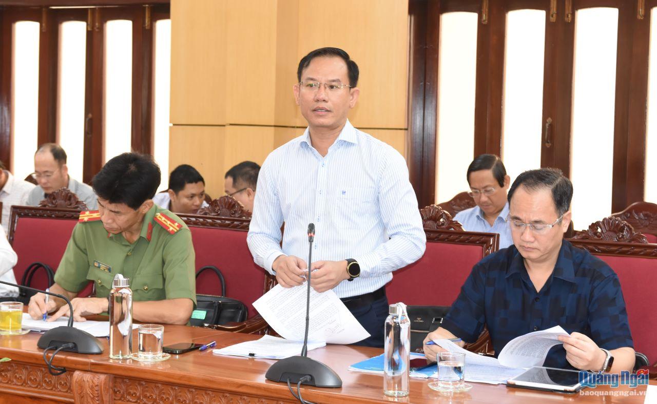Giám đốc Ban Quản lý dự án đầu tư xây dựng các công trình Giao thông tỉnh Lê Quốc Đạt báo cáo tại cuộc họp.