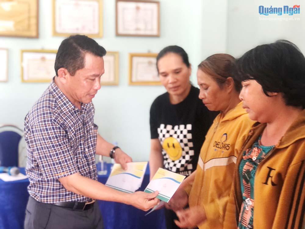 Bí thư Huyện ủy- Chủ tịch HĐND huyện Bình Sơn Võ Văn Đồng tặng quà cho các hộ dân.