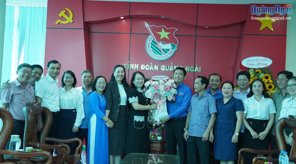 Bí thư Tỉnh ủy Bùi Thị Quỳnh Vân cùng các đồng chí nguyên là lãnh đạo Tỉnh đoàn, cựu cán bộ đoàn tặng hoa chúc mừng Tỉnh đoàn. 